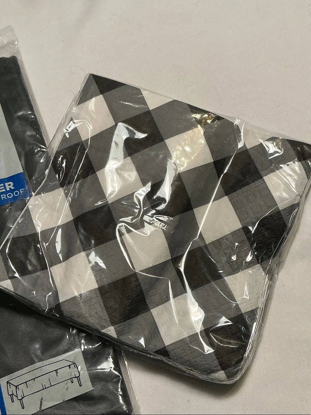 NWT Black & White Buffalo Check Plastic Tablecover and 2 pk Napkin Set